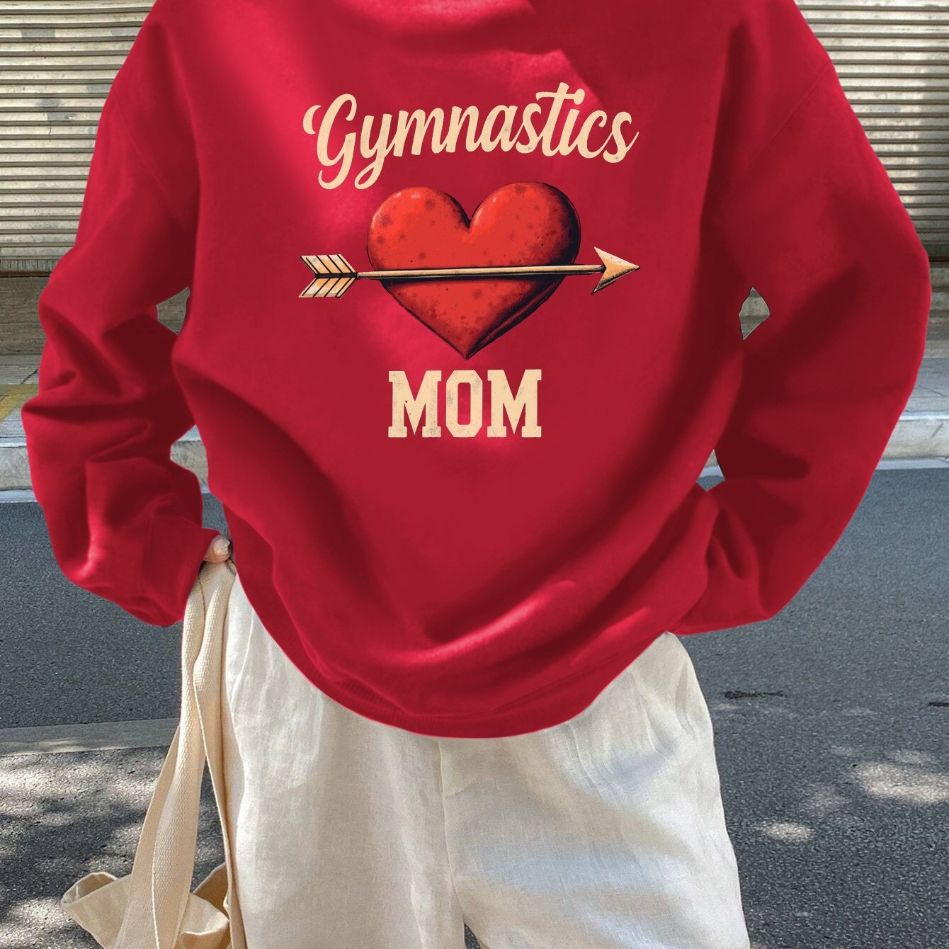 teediy Women'S Gymnastics Mom Heart Arrow Sweatshirt - Black with Golden Lettering, Long Sleeve Round Neck Casual Pullover for Fall/Winter, Cozy Cheerleading & Casual Attire, Gymnastics Gifts for Mom, Cheerleader Apparel, Dur