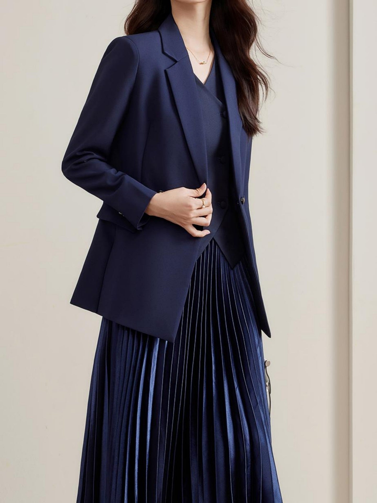 Light Purple Blazer Set with a Waist-Cinching Design, Featuring a Long-Sleeve Short Jacket And a Mermaid Midi Skirt, Perfect for Office Commutes in Autumn And Winter.