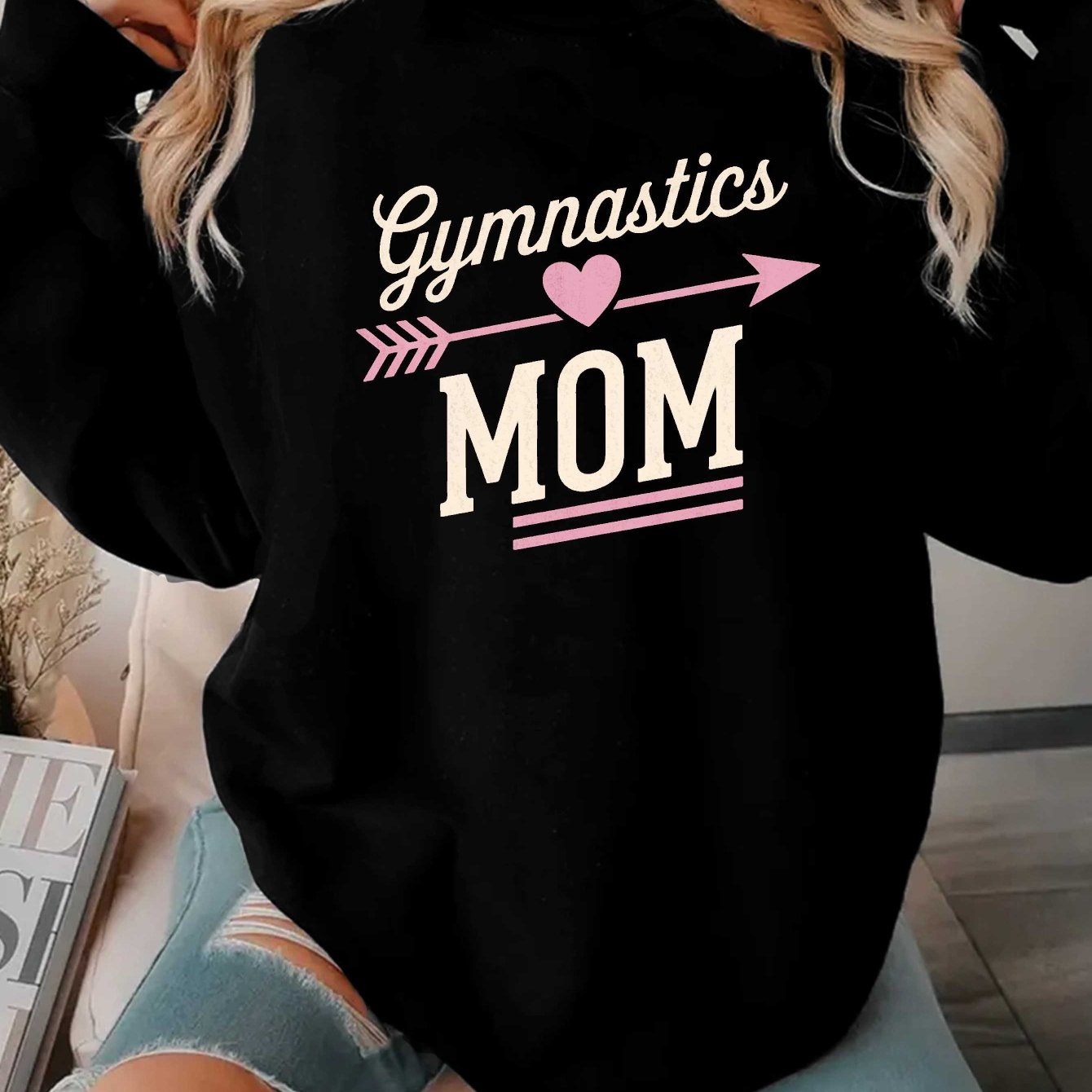 teediy Women'S Gymnastics Mom Heart Arrow Graphic Sweatshirt - Green with Pink Lettering, Long Sleeve Round Neck Casual Pullover, Gymnastics-Themed Gift for Moms, Fall Winter Warmth, Cozy Apparel for Gymnastics Events & Casua