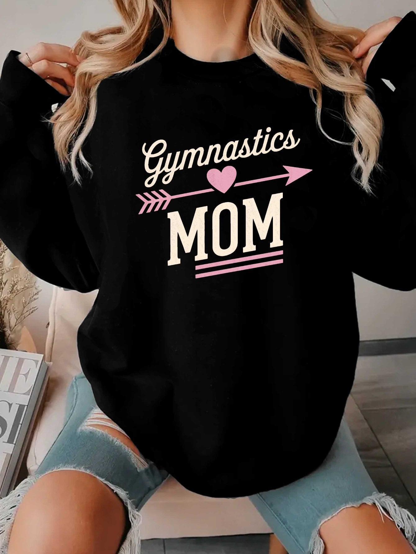teediy Women'S Gymnastics Mom Heart Arrow Graphic Sweatshirt - Green with Pink Lettering, Long Sleeve Round Neck Casual Pullover, Gymnastics-Themed Gift for Moms, Fall Winter Warmth, Cozy Apparel for Gymnastics Events & Casua