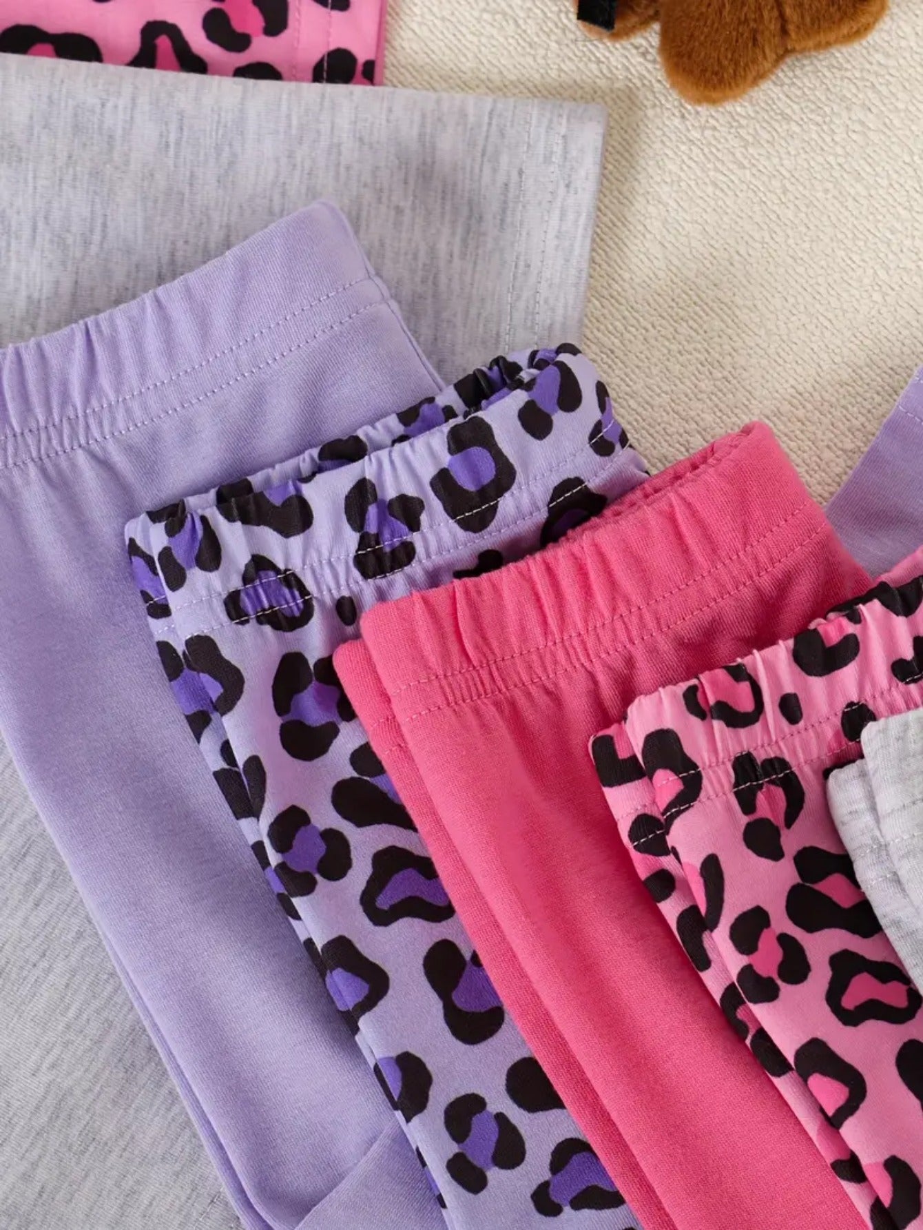 Girls' casual long-sleeved shirt and pants set, one sets randomly included, 2pcs included. adorable and sweet heart-shaped letter printing, suitable for spring, autumn, daytime or outdoor sportswear, highly suitable for outdo