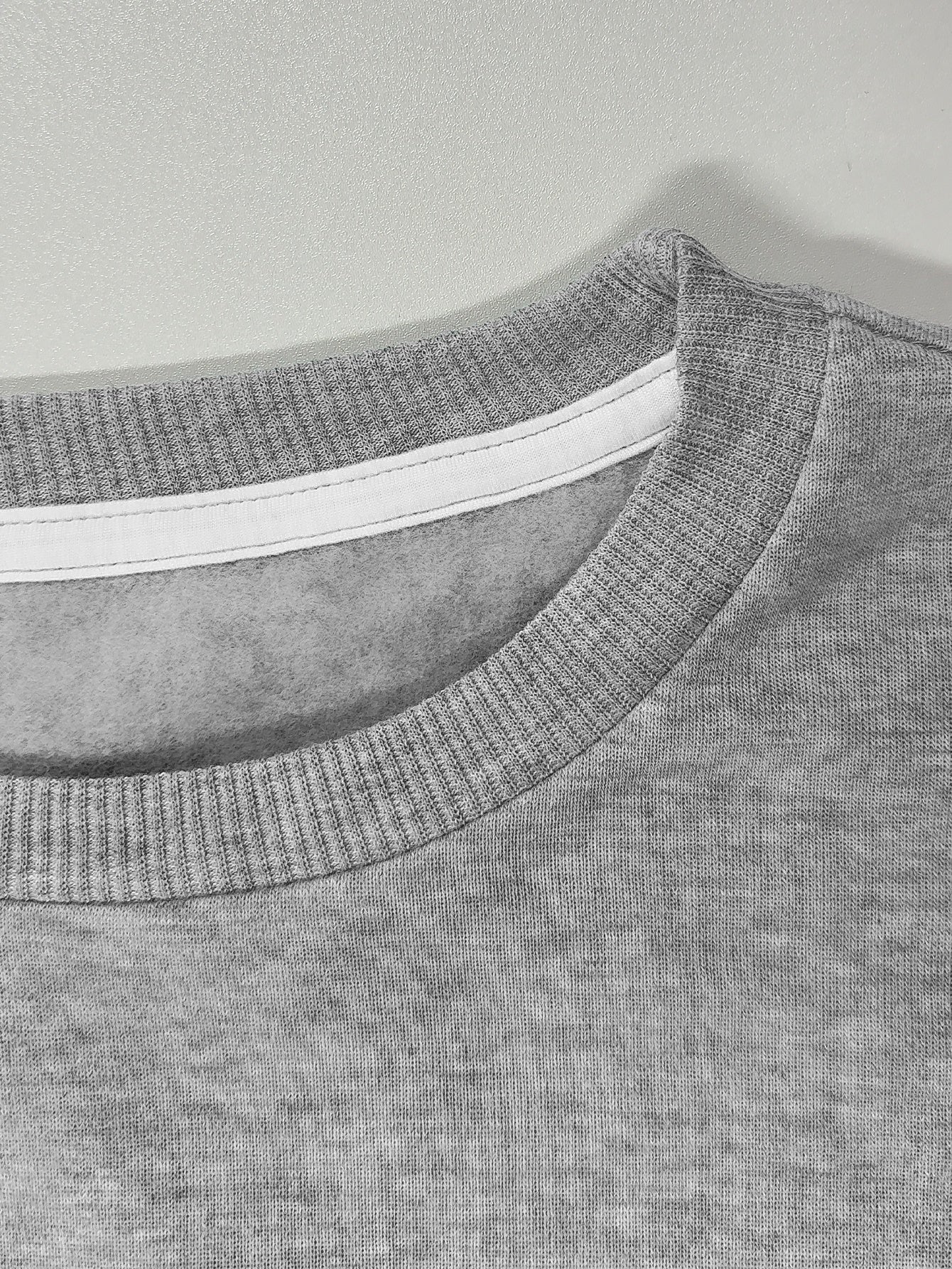 teediy Women'S Gymnastics Mom Heart Arrow Graphic Sweatshirt - Green with Pink Lettering, Long Sleeve Round Neck Casual Pullover, Gymnastics-Themed Gift for Moms, Fall Winter Warmth, Cozy Apparel for Gymnastics Events & Casua