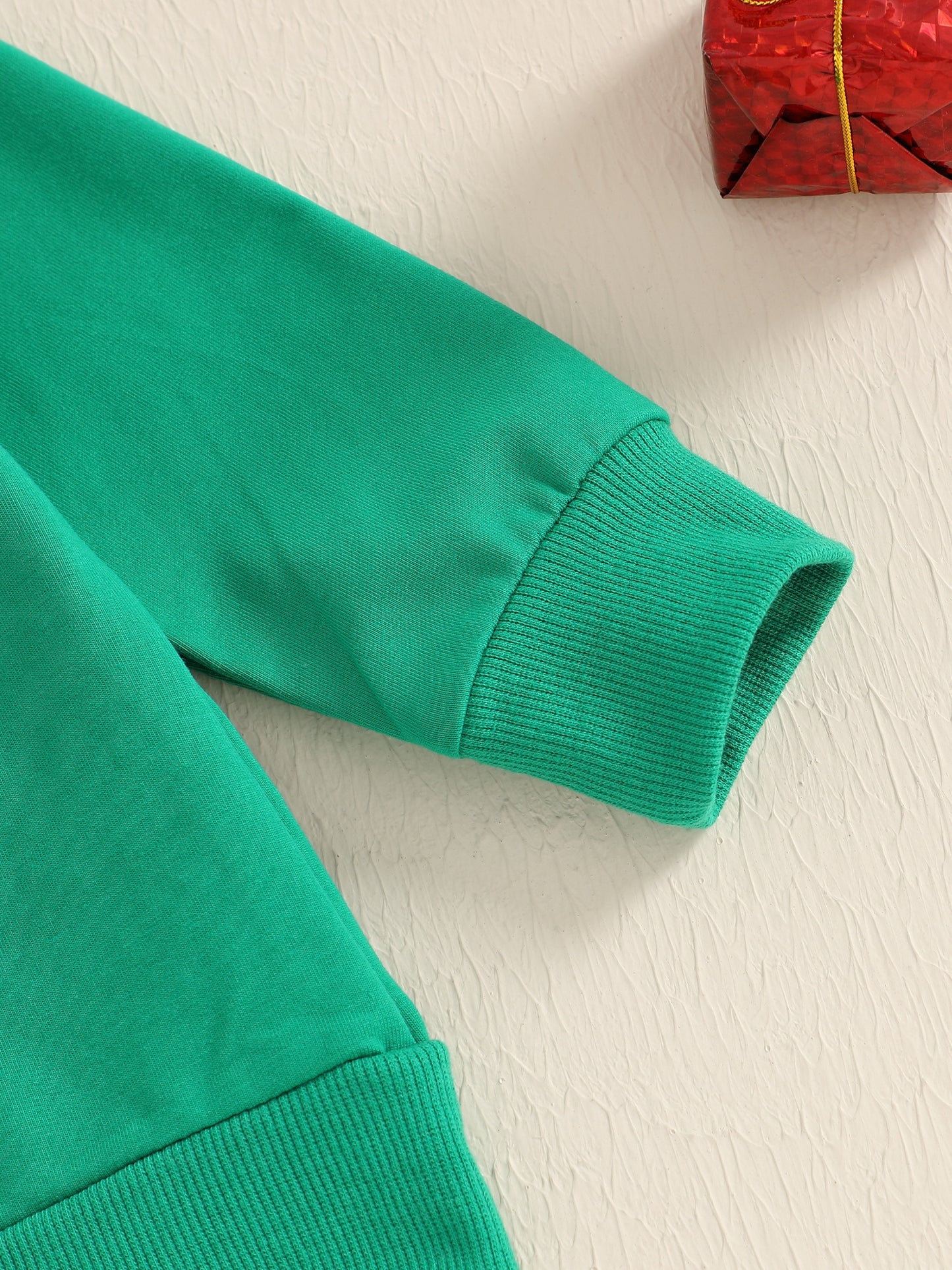 2pcs Toddler Girl Christmas Outfit Set - "Candy Cane Cutie" Letter Print Sweatshirt & Red & White Striped Flare Pants, Casual Long Sleeve & Round Neck, Perfect for Holiday Wear, Christmas Clothes, Best for Christmas, for Outd