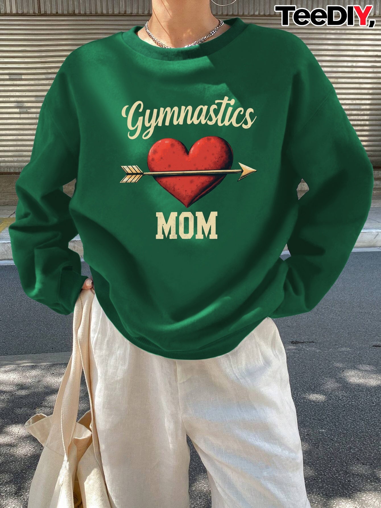 teediy Women'S Gymnastics Mom Heart Arrow Sweatshirt - Black with Golden Lettering, Long Sleeve Round Neck Casual Pullover for Fall/Winter, Cozy Cheerleading & Casual Attire, Gymnastics Gifts for Mom, Cheerleader Apparel, Dur