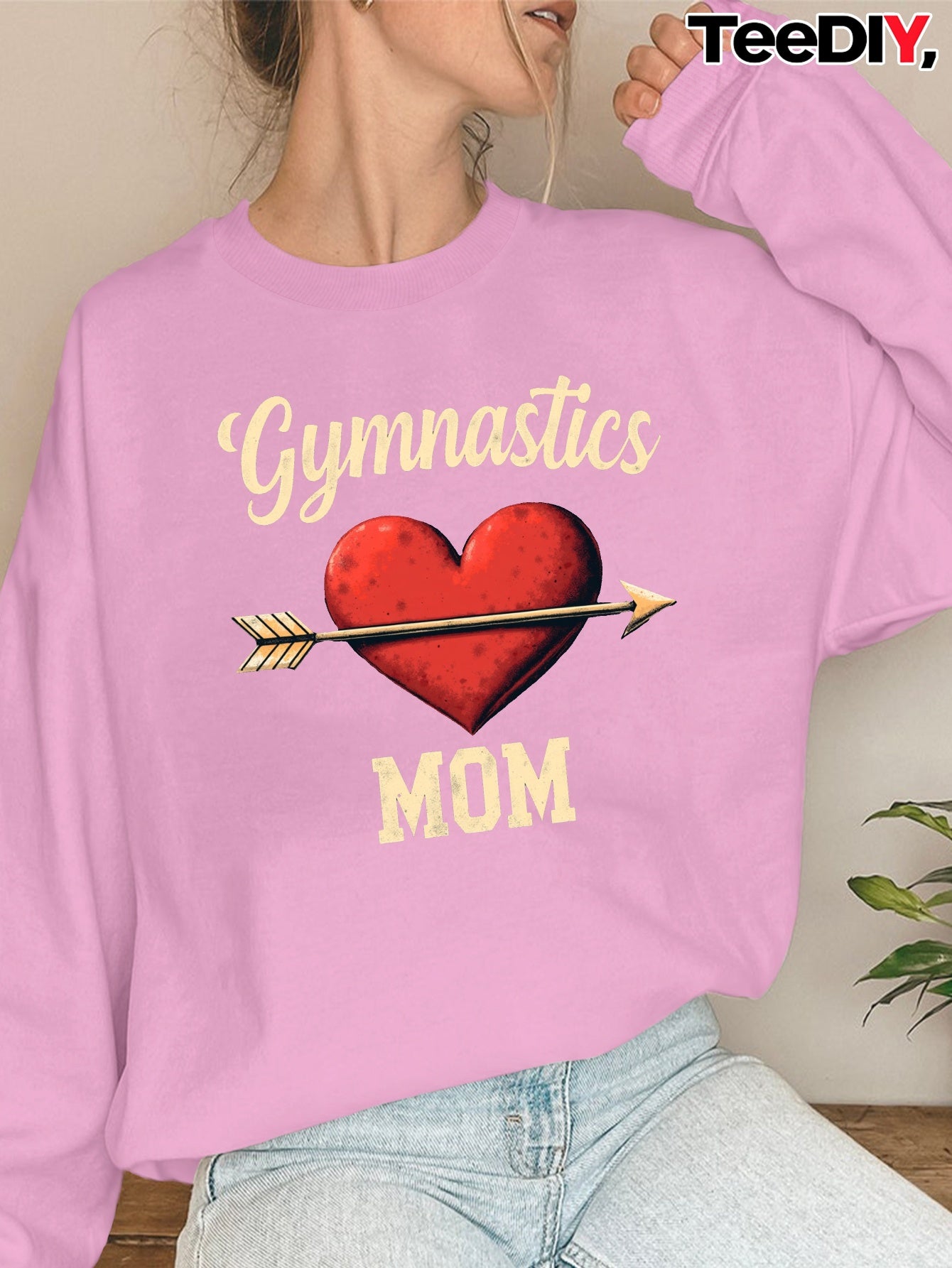 teediy Women'S Gymnastics Mom Heart Arrow Sweatshirt - Black with Golden Lettering, Long Sleeve Round Neck Casual Pullover for Fall/Winter, Cozy Cheerleading & Casual Attire, Gymnastics Gifts for Mom, Cheerleader Apparel, Dur