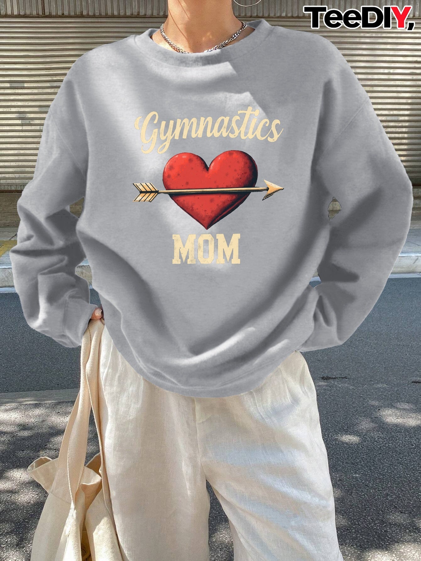 teediy Women'S Gymnastics Mom Heart Arrow Sweatshirt - Black with Golden Lettering, Long Sleeve Round Neck Casual Pullover for Fall/Winter, Cozy Cheerleading & Casual Attire, Gymnastics Gifts for Mom, Cheerleader Apparel, Dur