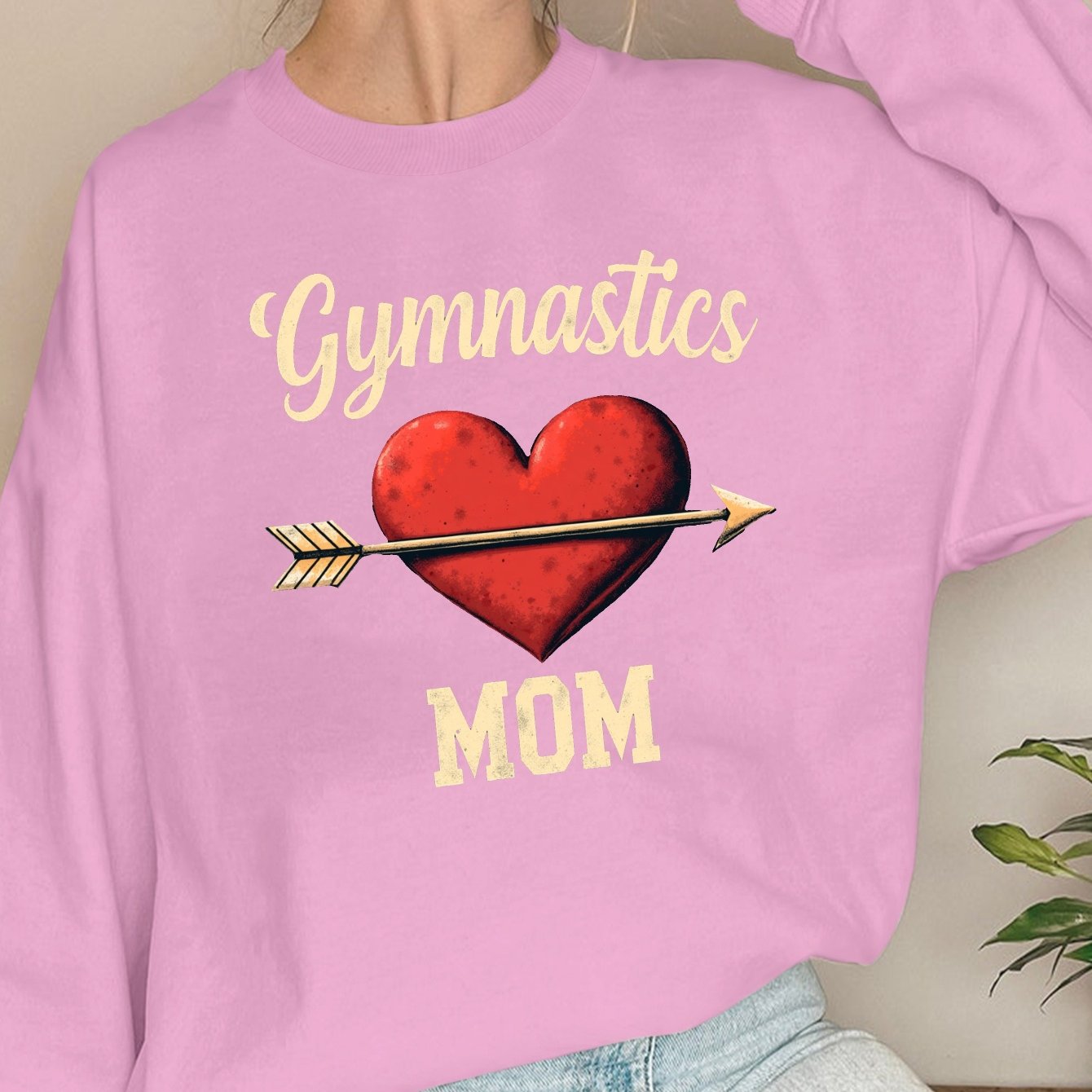 teediy Women'S Gymnastics Mom Heart Arrow Sweatshirt - Black with Golden Lettering, Long Sleeve Round Neck Casual Pullover for Fall/Winter, Cozy Cheerleading & Casual Attire, Gymnastics Gifts for Mom, Cheerleader Apparel, Dur