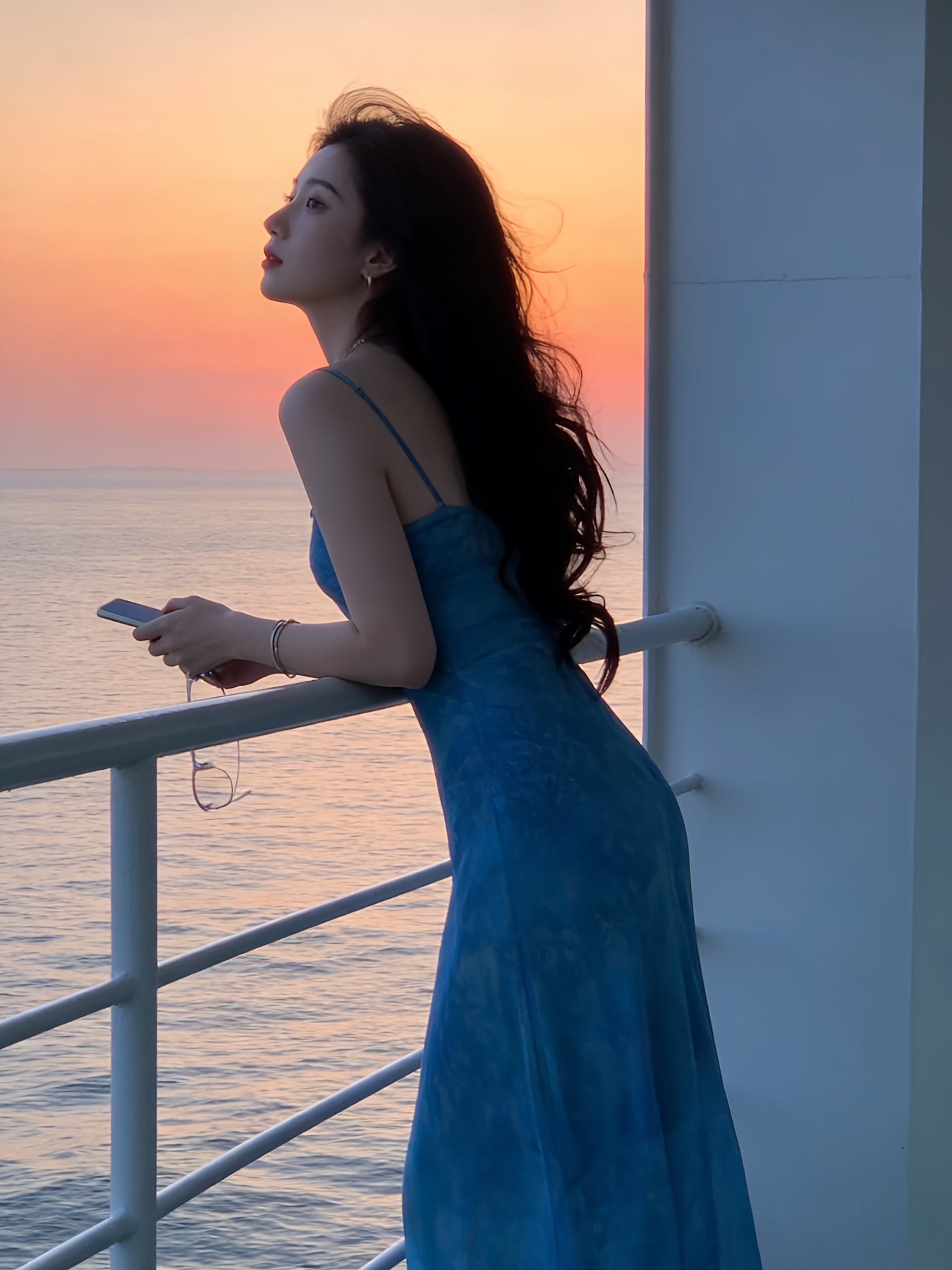 Women's Summer Gorgeous Blue Floral Halter Dress, Elegant Waist-Cinched Slim-Fit Beach Vacation Style