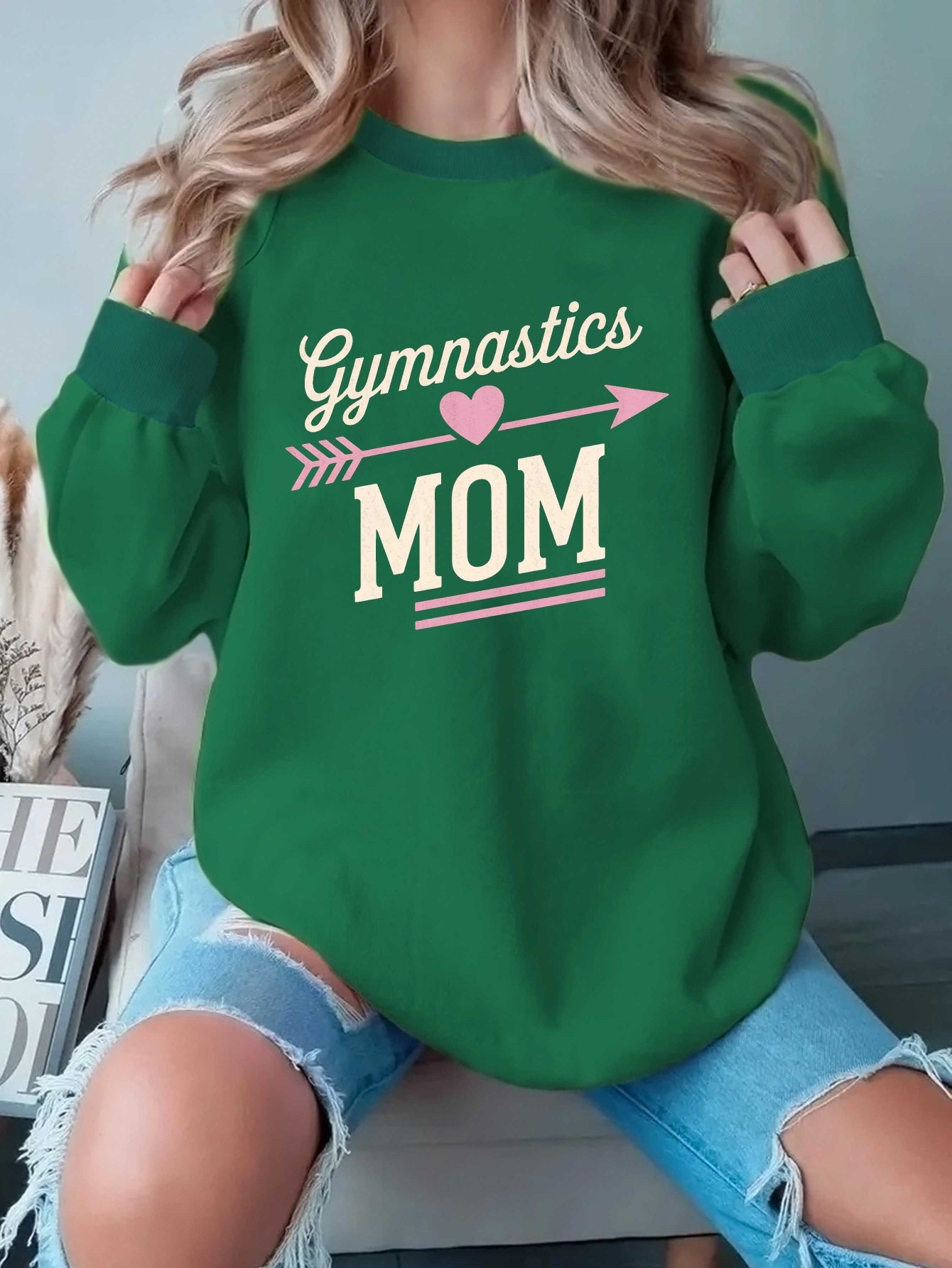 teediy Women'S Gymnastics Mom Heart Arrow Graphic Sweatshirt - Green with Pink Lettering, Long Sleeve Round Neck Casual Pullover, Gymnastics-Themed Gift for Moms, Fall Winter Warmth, Cozy Apparel for Gymnastics Events & Casua