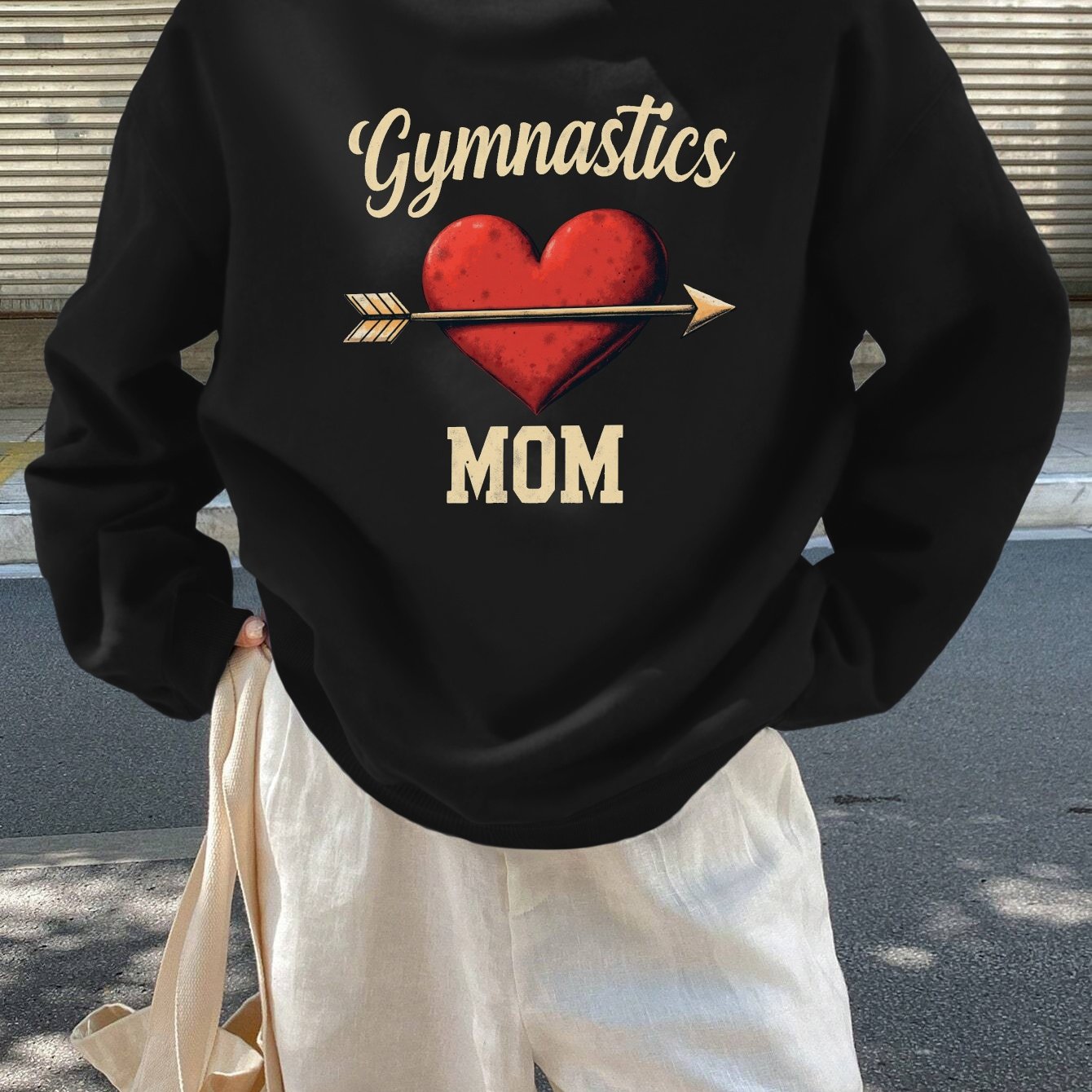 teediy Women'S Gymnastics Mom Heart Arrow Sweatshirt - Black with Golden Lettering, Long Sleeve Round Neck Casual Pullover for Fall/Winter, Cozy Cheerleading & Casual Attire, Gymnastics Gifts for Mom, Cheerleader Apparel, Dur