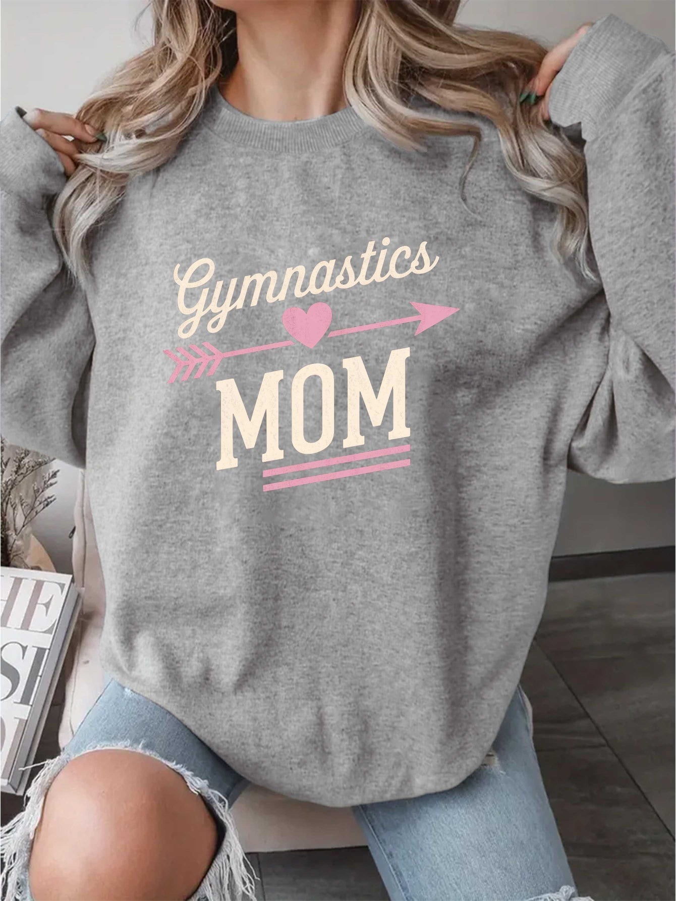 teediy Women'S Gymnastics Mom Heart Arrow Graphic Sweatshirt - Green with Pink Lettering, Long Sleeve Round Neck Casual Pullover, Gymnastics-Themed Gift for Moms, Fall Winter Warmth, Cozy Apparel for Gymnastics Events & Casua