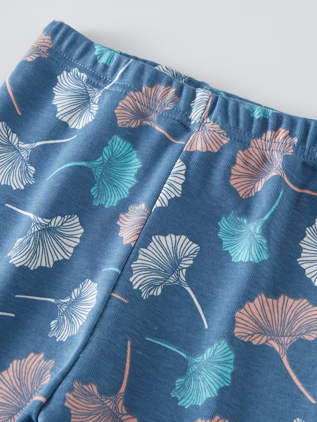 Cute Blue Cartoon Pajama Set for Girls Aged 2-8, Featuring Long Sleeves And Pants, Perfect for Home Wear And Comfortable for Spring, Summer, And Autumn with Random Floral Prints.
