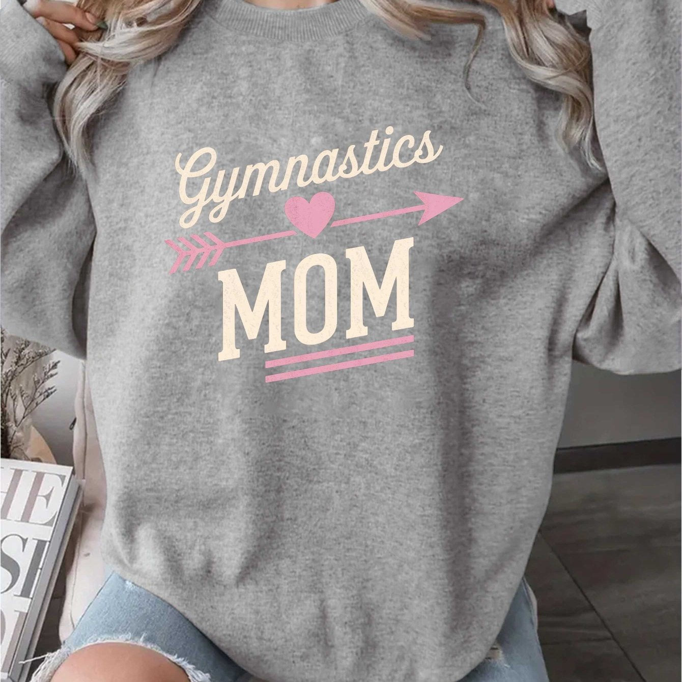teediy Women'S Gymnastics Mom Heart Arrow Graphic Sweatshirt - Green with Pink Lettering, Long Sleeve Round Neck Casual Pullover, Gymnastics-Themed Gift for Moms, Fall Winter Warmth, Cozy Apparel for Gymnastics Events & Casua