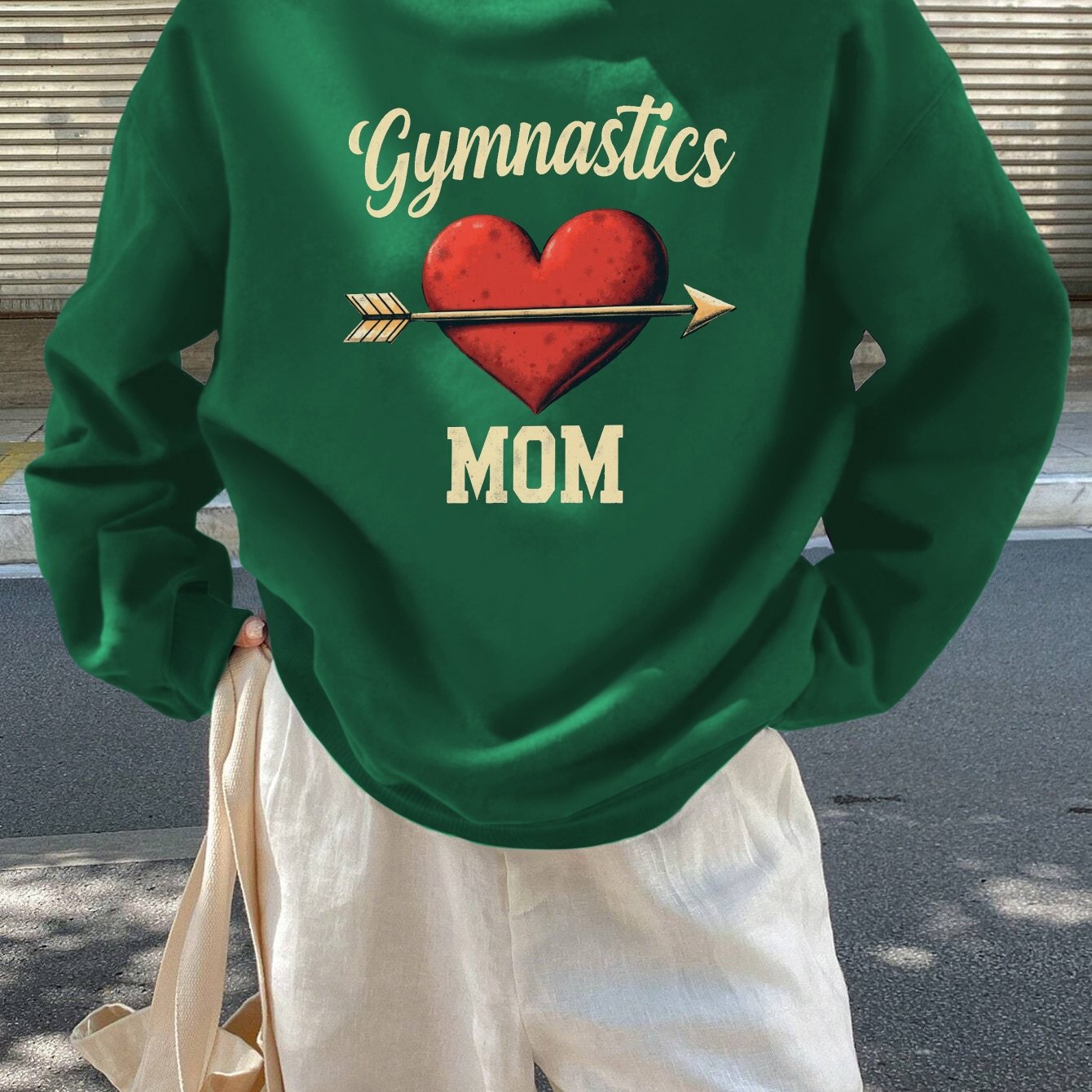 teediy Women'S Gymnastics Mom Heart Arrow Sweatshirt - Black with Golden Lettering, Long Sleeve Round Neck Casual Pullover for Fall/Winter, Cozy Cheerleading & Casual Attire, Gymnastics Gifts for Mom, Cheerleader Apparel, Dur