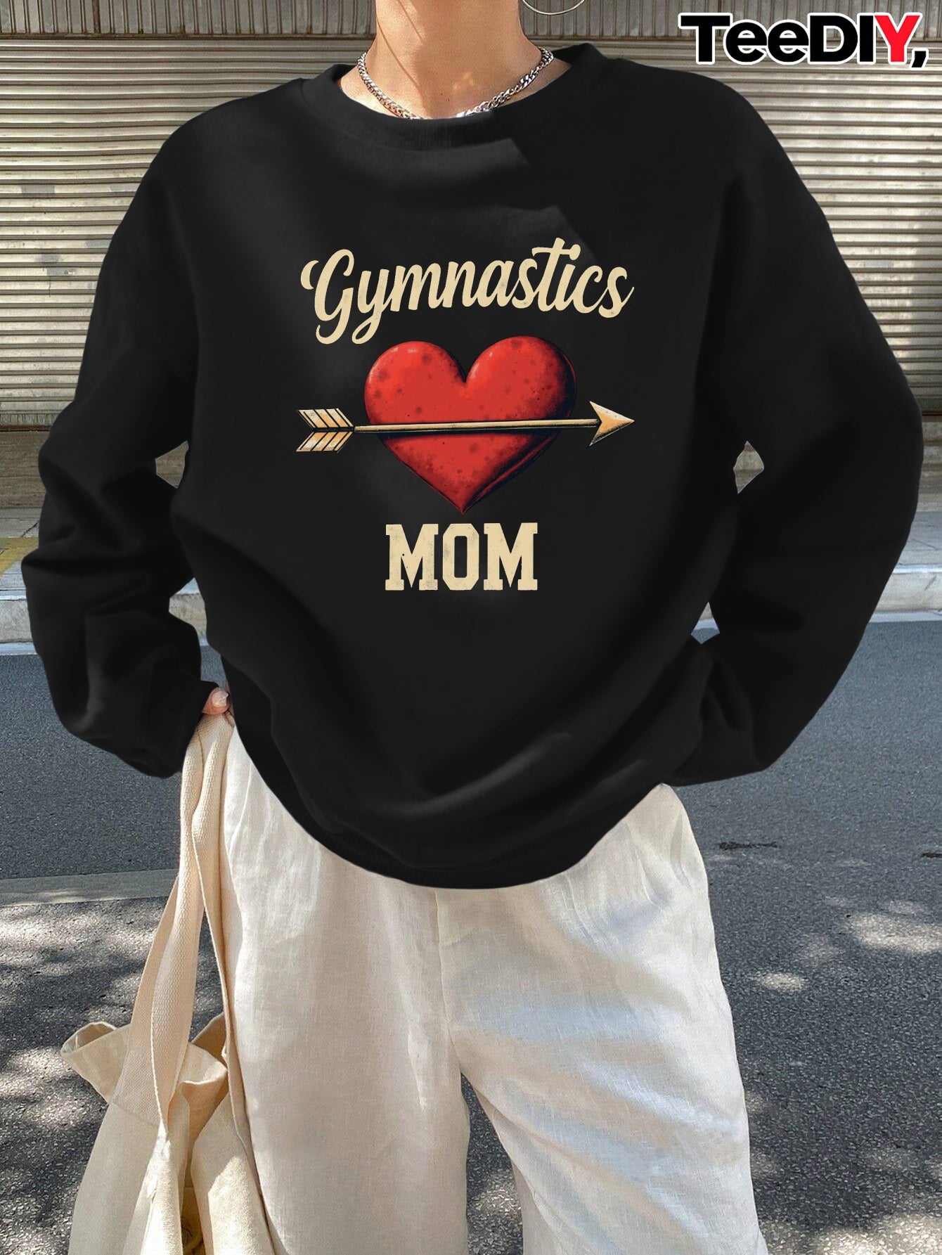 teediy Women'S Gymnastics Mom Heart Arrow Sweatshirt - Black with Golden Lettering, Long Sleeve Round Neck Casual Pullover for Fall/Winter, Cozy Cheerleading & Casual Attire, Gymnastics Gifts for Mom, Cheerleader Apparel, Dur